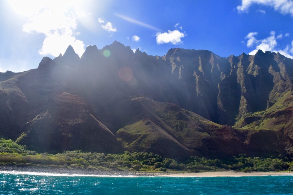 pictures of mountains and ocean on the na pali coast line