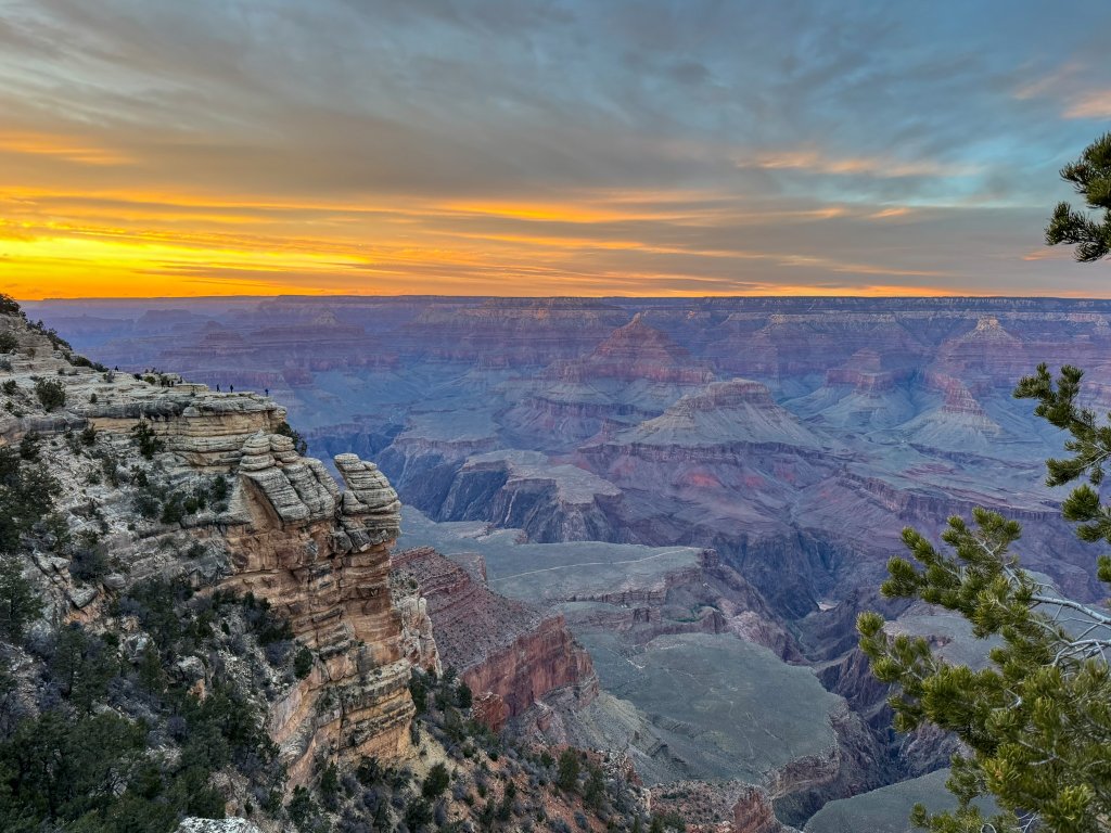 the sun setting over the Grand Canyon